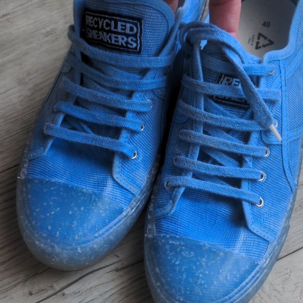 Like New Casual Women's Sneakers - Picture 1 of 13